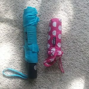 Set of two compact Totes umbrellas